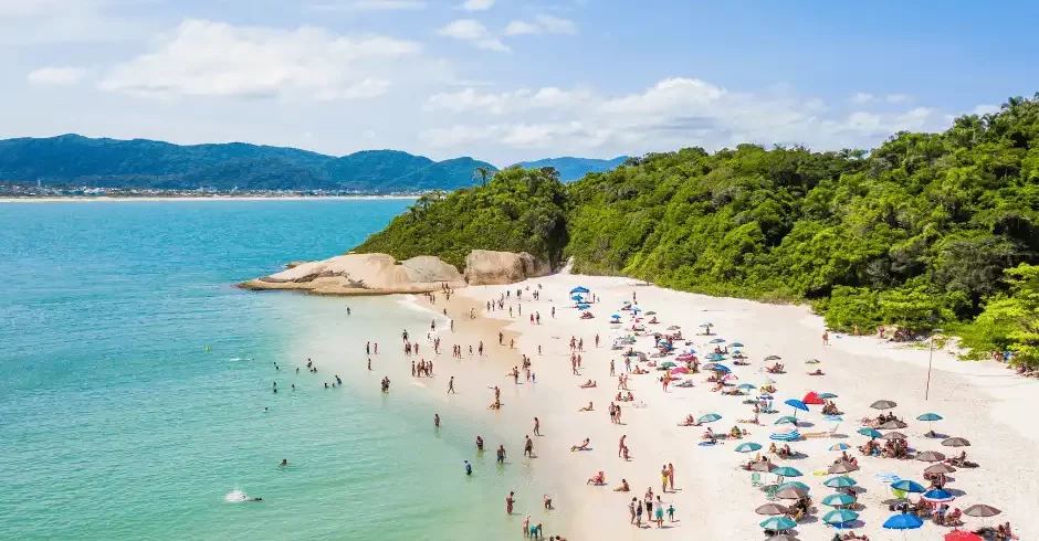 Planeje seu passeio inesquecível para este paraíso natural e experimente a beleza intocada da Ilha do Campeche em Florianópolis.