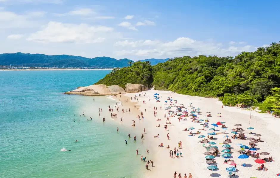 Planeje seu passeio inesquecível para este paraíso natural e experimente a beleza intocada da Ilha do Campeche em Florianópolis.