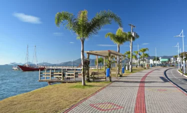 Você irá contemplar pontos turísticos e as lindas paisagens da ilha da magia nesse City Tour em Florianópolis saindo Balneário Camboriú.