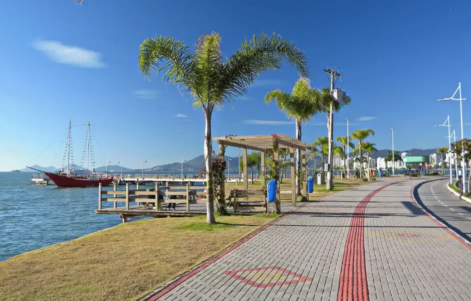 Você irá contemplar pontos turísticos e as lindas paisagens da ilha da magia nesse City Tour em Florianópolis saindo Balneário Camboriú.