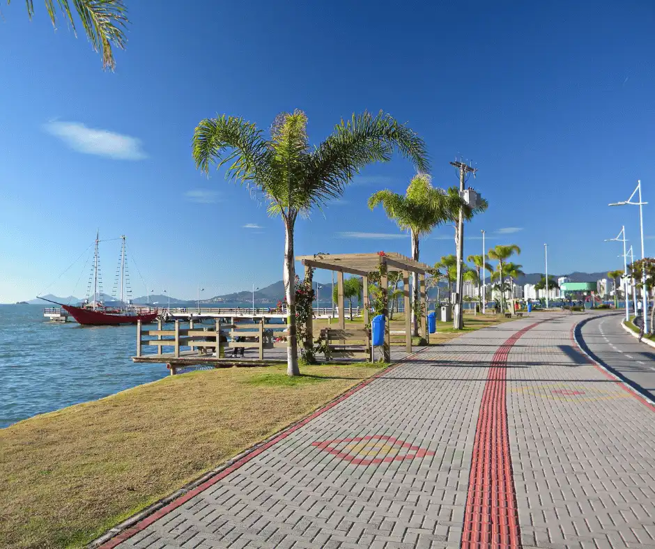Você irá contemplar pontos turísticos e as lindas paisagens da ilha da magia nesse City Tour em Florianópolis saindo Balneário Camboriú.