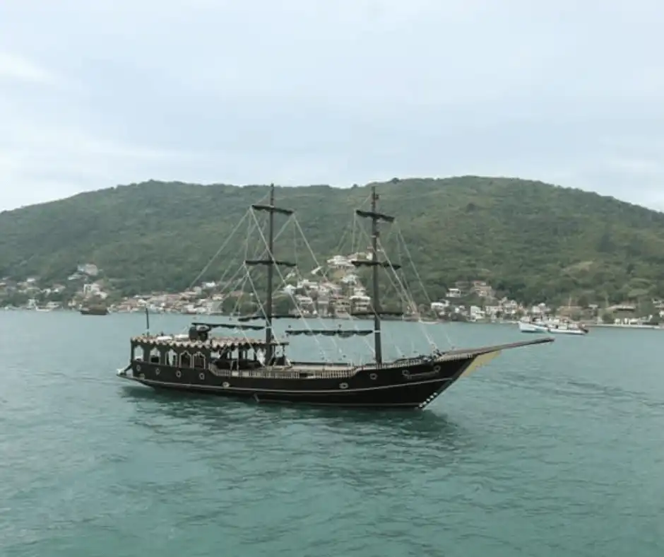 barco pirata bombinhas ilha de porto belo e sepultura