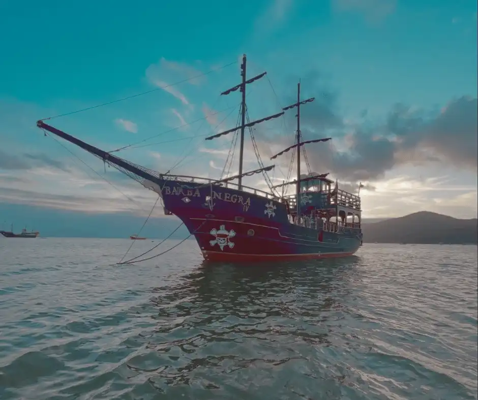 foto barco pirata bombinhas