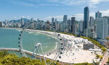 Ingresso Roda Gigante Balneário Camboriú, você terá uma vista panorâmica incrível da cidade, da costa e do Oceano Atlântico!