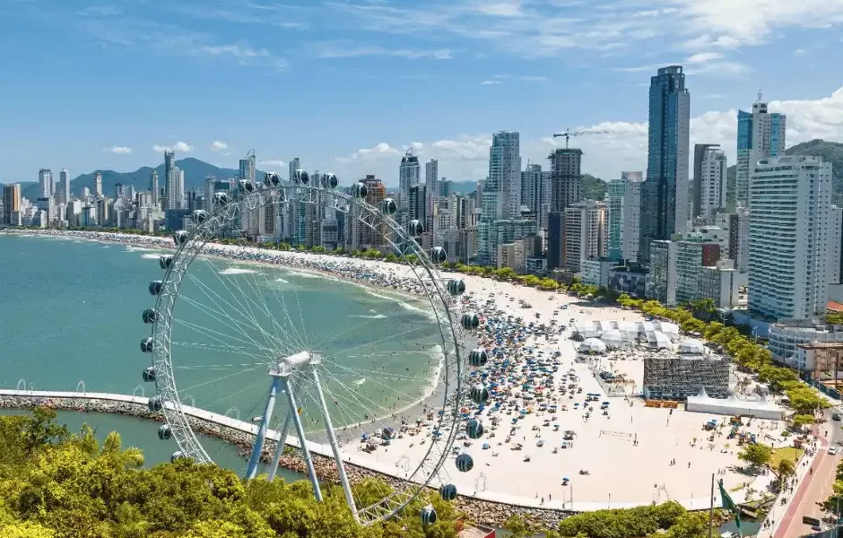 Ingresso Roda Gigante Balneário Camboriú, você terá uma vista panorâmica incrível da cidade, da costa e do Oceano Atlântico!