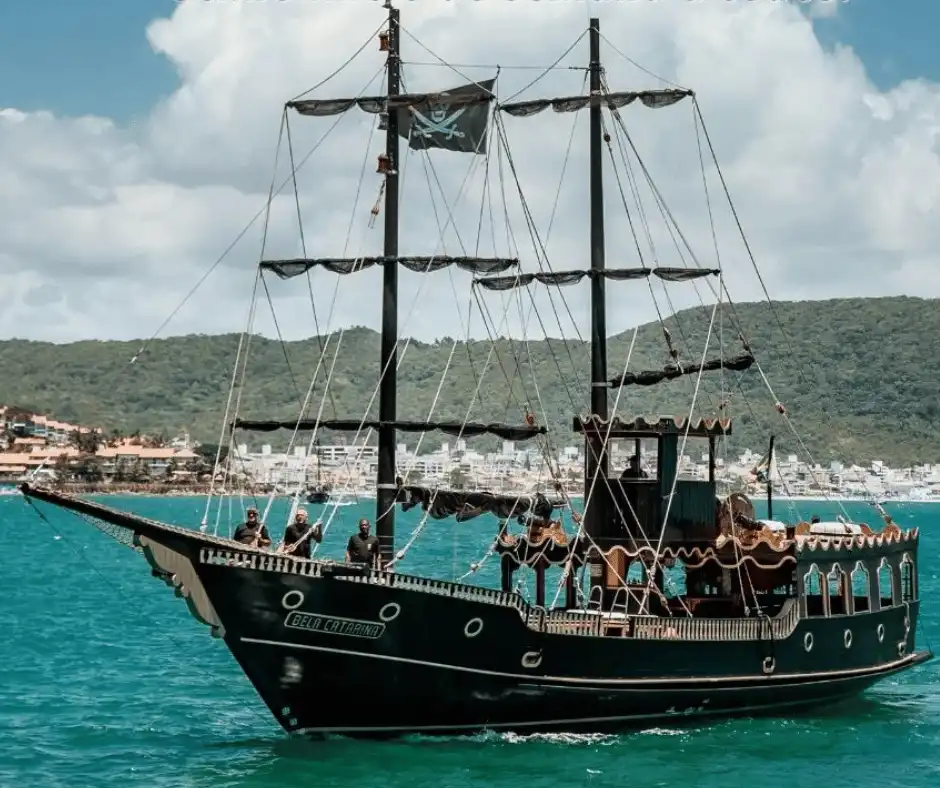 Barco Pirata Bombinhas - Passeio de 5 horas, 4 horas e 1h30 de duração. Roteiro Ilha de Porto Belo e Praia da Sepultura....