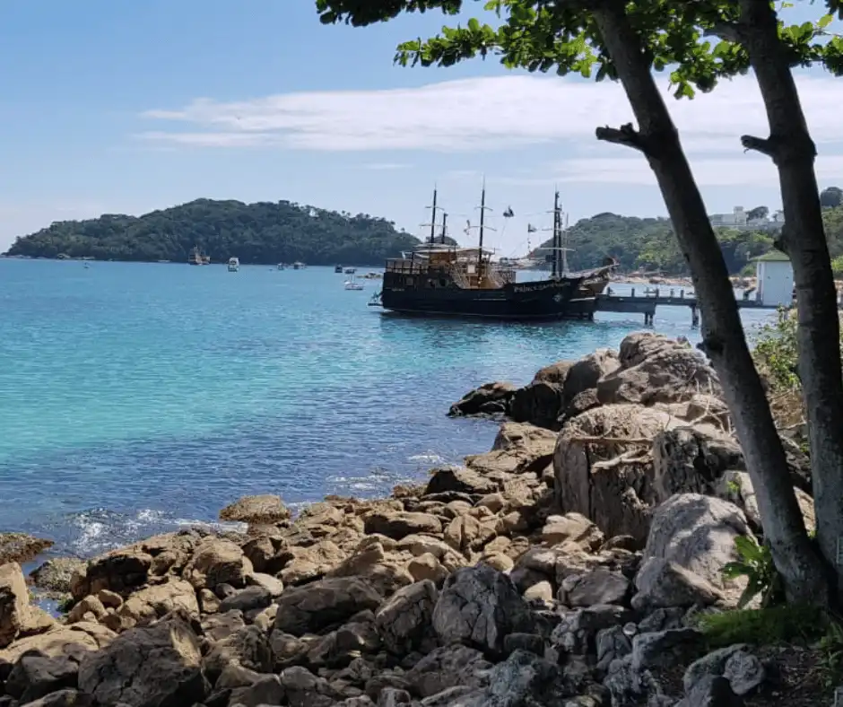 barco pirata bombinhas ilha de porto belo e sepultura foto 2