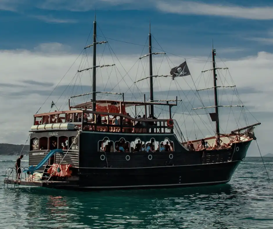 barco pirata bombinhas ilha de porto belo e sepultura foto 8