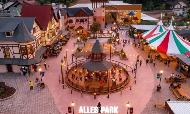 Alles Park Pomerode, muita diversão e alegria, você terá acesso à comidas típicas, ao melhor chopp do Brasil, sobremesas e um cenário que te transportará para terras alemãs em um piscar de olhos.