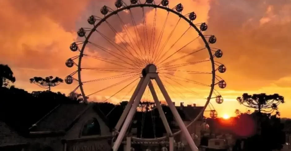 Roda Canela localizada no Parque Mundo a Vapor, é a primeira roda-gigante temática do mundo. Com 52 metros de altura, 30 cabines e uma deslumbrante vista 360° da Serra Gaúcha