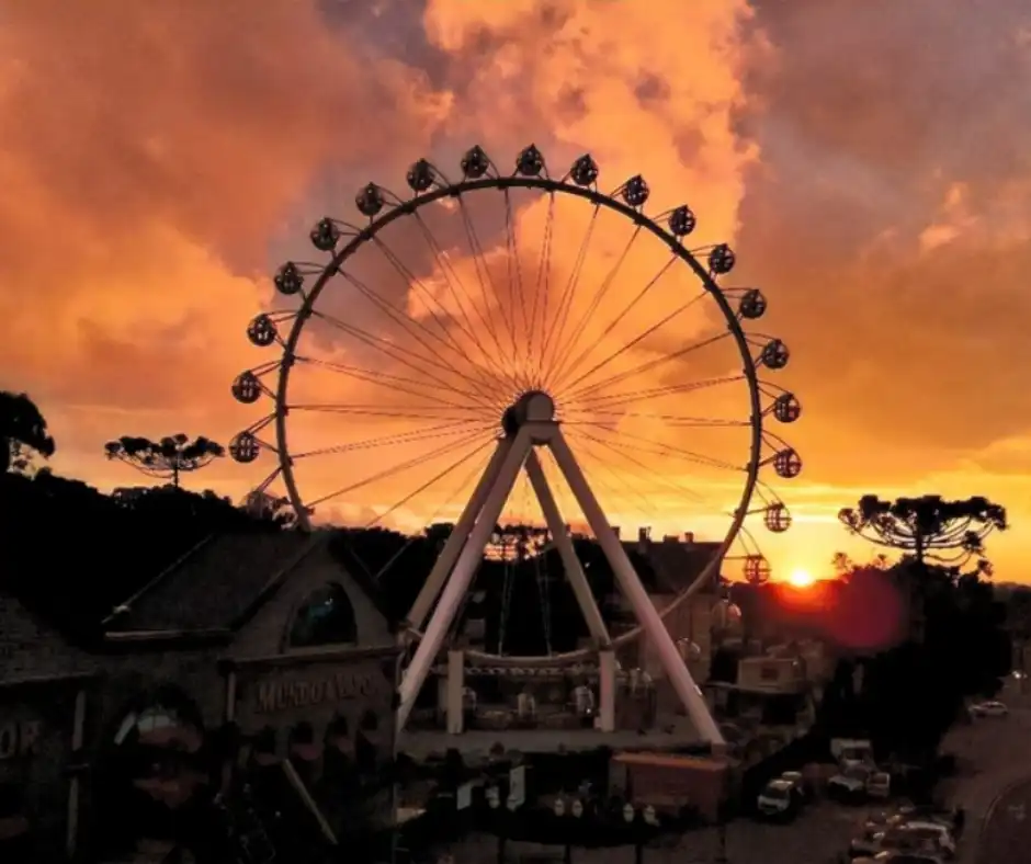 Roda Canela localizada no Parque Mundo a Vapor, é a primeira roda-gigante temática do mundo. Com 52 metros de altura, 30 cabines e uma deslumbrante vista 360° da Serra Gaúcha