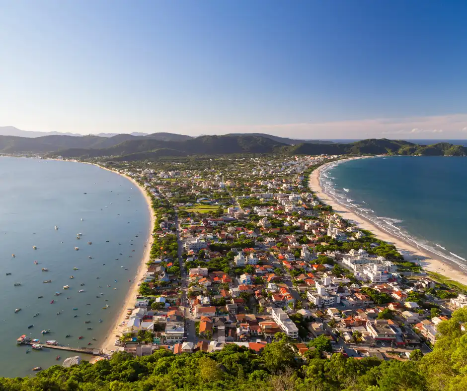 Bombinhas, localizada em Santa Catarina, é um verdadeiro paraíso que encanta visitantes a todos. Famosa por suas praias paradisíacas