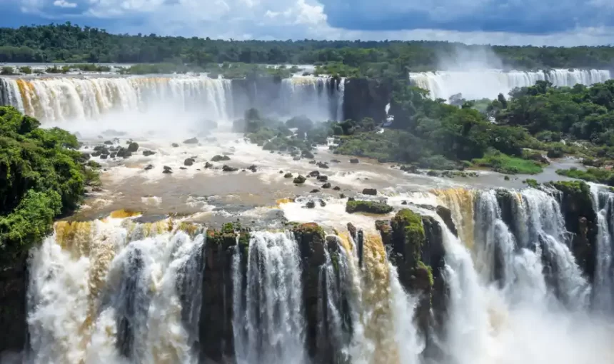 Foz do Iguaçu e as Cataratas: Um espetáculo entre águas e culturas